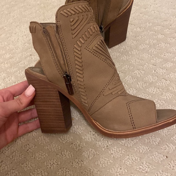 6.5 vince camuto heeled boots - Picture 4 of 4